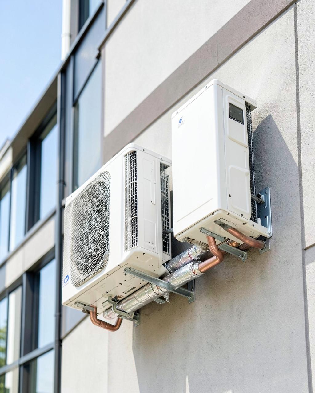 Jednostki zewnętrzne klimatyzacji zamontowane na elewacji budynku